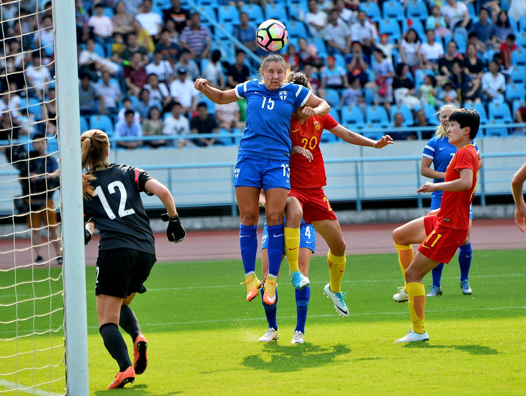 女足运动员表现亮眼,赛场上燃烧激情 女足运动员表现亮眼,赛场上燃烧激情