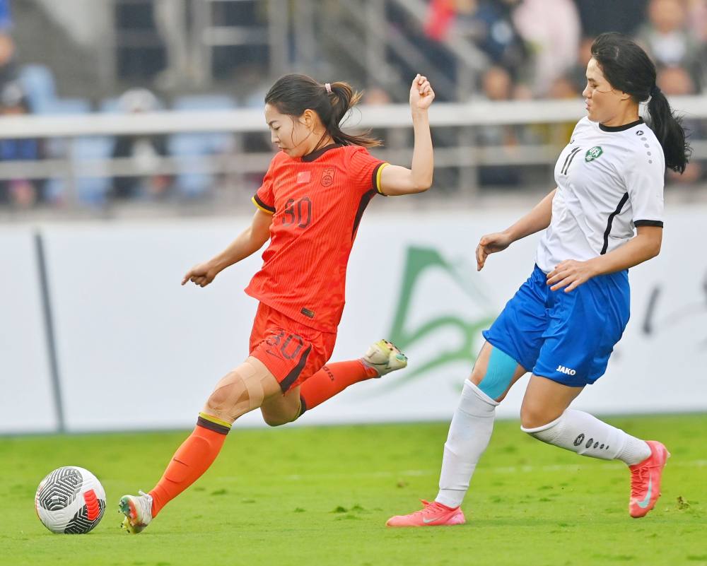 女足运动员表现亮眼,赛场上燃烧激情 女足运动员表现亮眼,赛场上燃烧激情