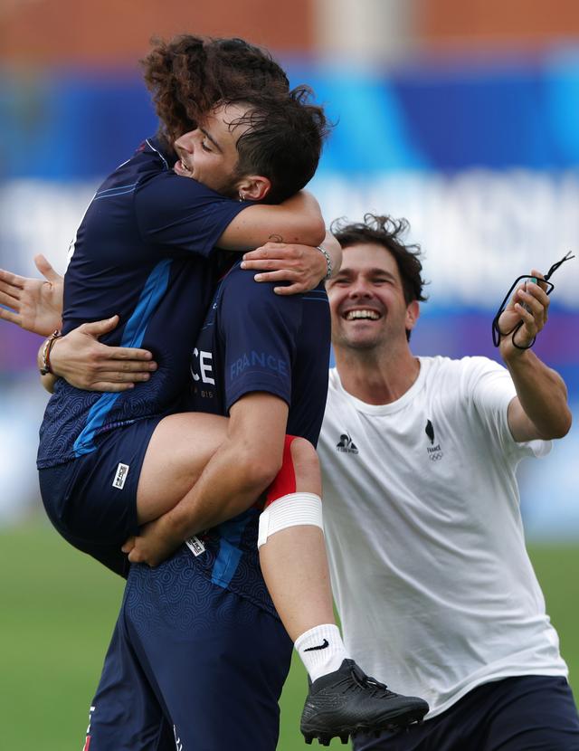 法国绝杀哥伦比亚，阿圭罗统治全场