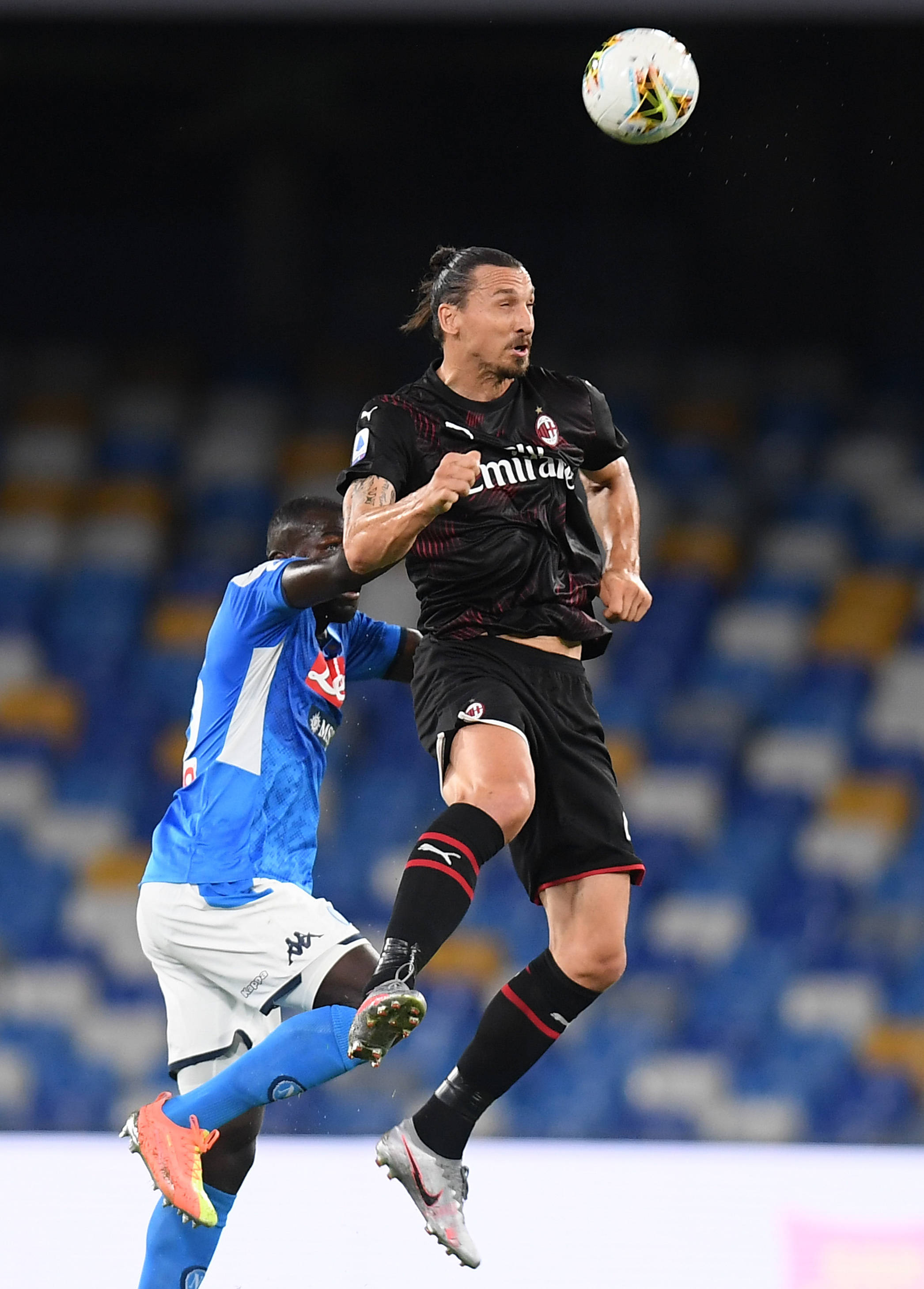 那不勒斯横扫AC米兰，伊布高光表现