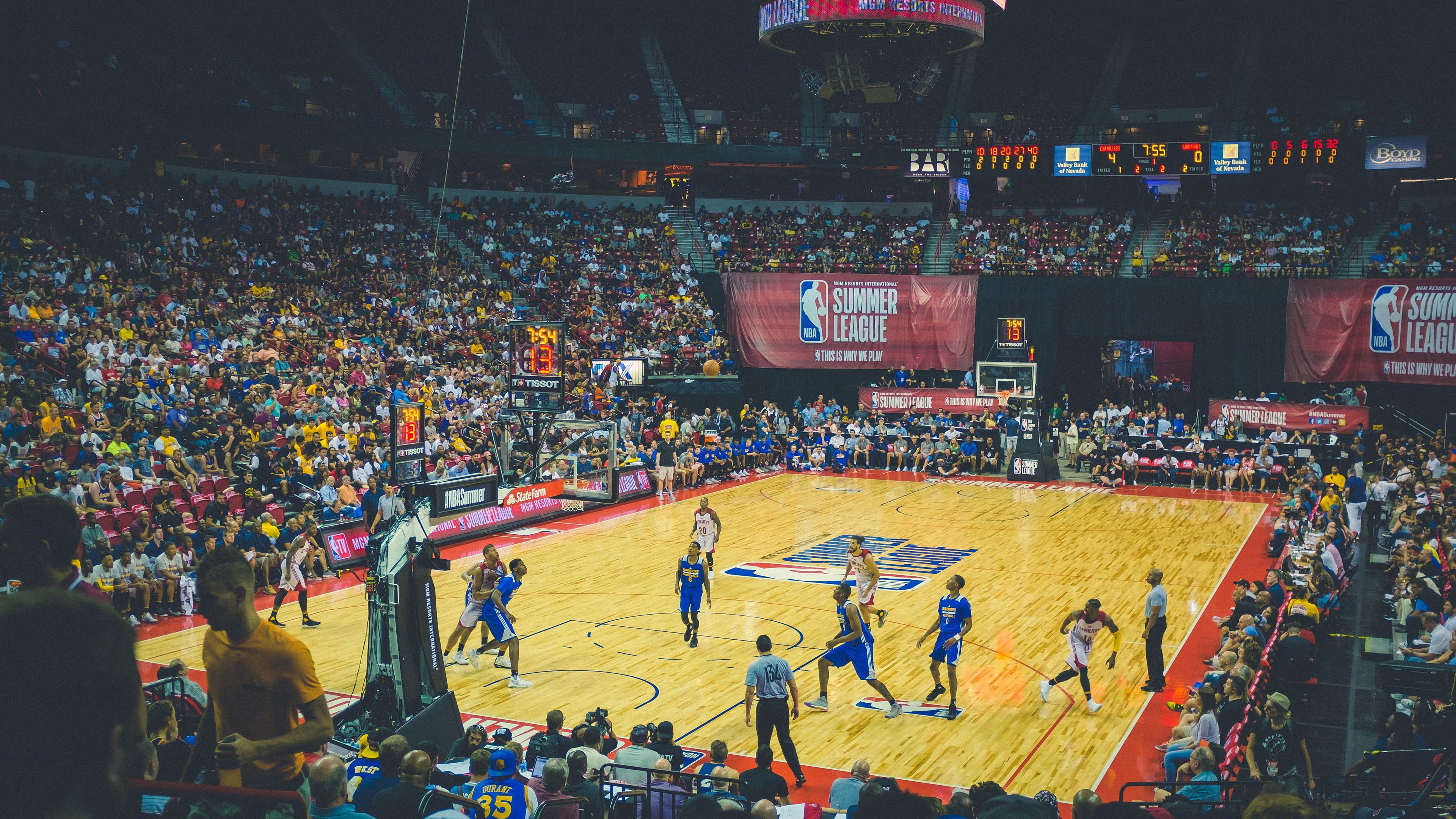 赛道与绿茵场，F1新赛季揭幕战与英格兰对沙特的全面压制