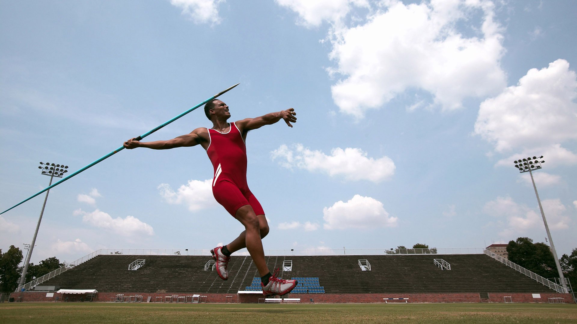 赛道与绿茵的共振，F1新赛季揭幕战之夜，德布劳内如何以中场大师的节奏引领全队